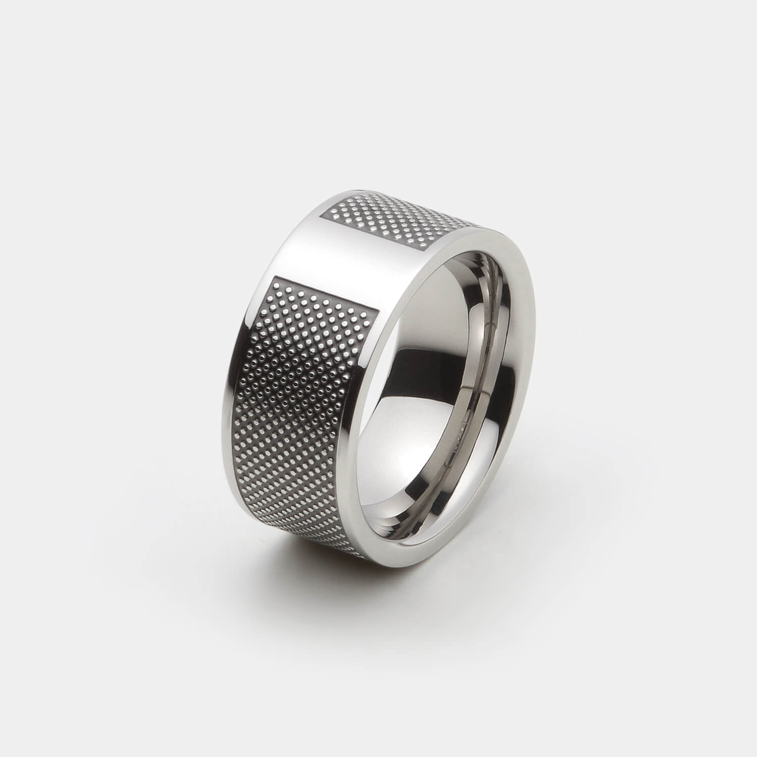 Gesamtansicht eines Edelstahl-Rings mit Punkterelief von MONOMANIA.