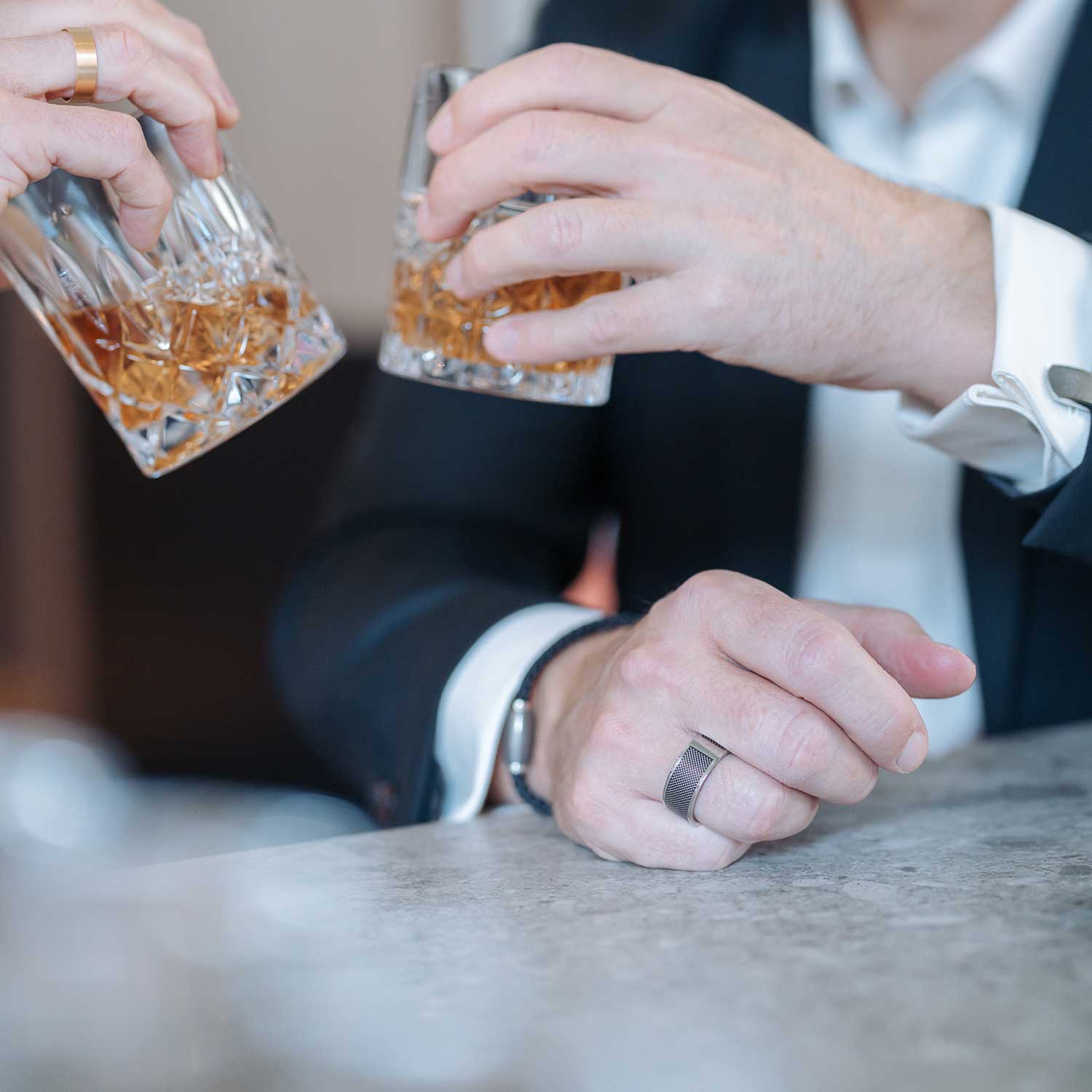 Gesamtansicht eines Edelstahl-Rings mit Punkterelief von MONOMANIA.