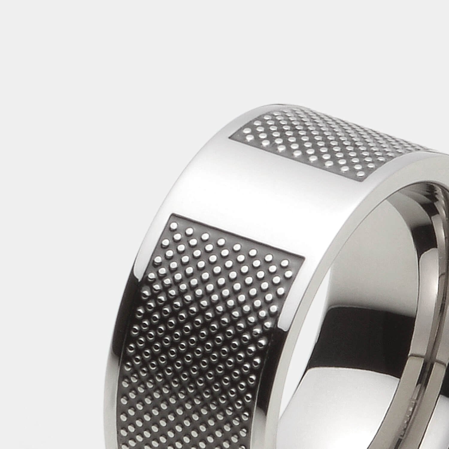Gesamtansicht eines Edelstahl-Rings mit Punkterelief von MONOMANIA.