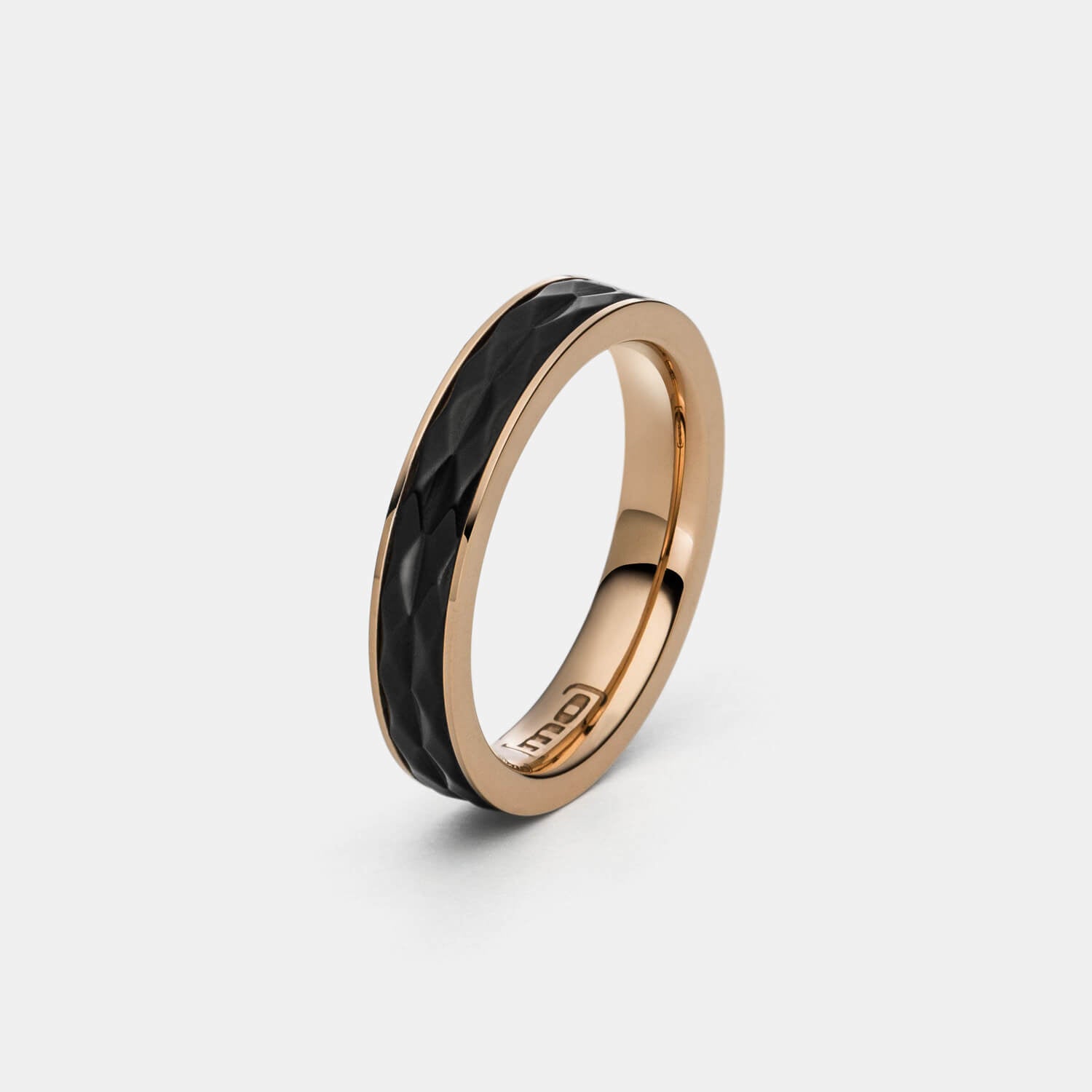 Gesamtansicht eines Damenrings aus schwarz geschliffenen Edelstahl mit einer roséfarbenen Fassung von MONOMANIA.