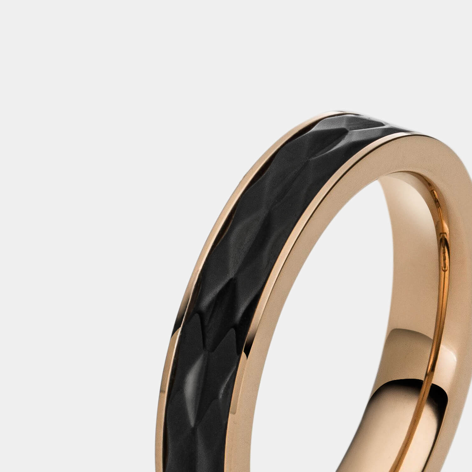 Gesamtansicht eines Damenrings aus schwarz geschliffenen Edelstahl mit einer roséfarbenen Fassung von MONOMANIA.