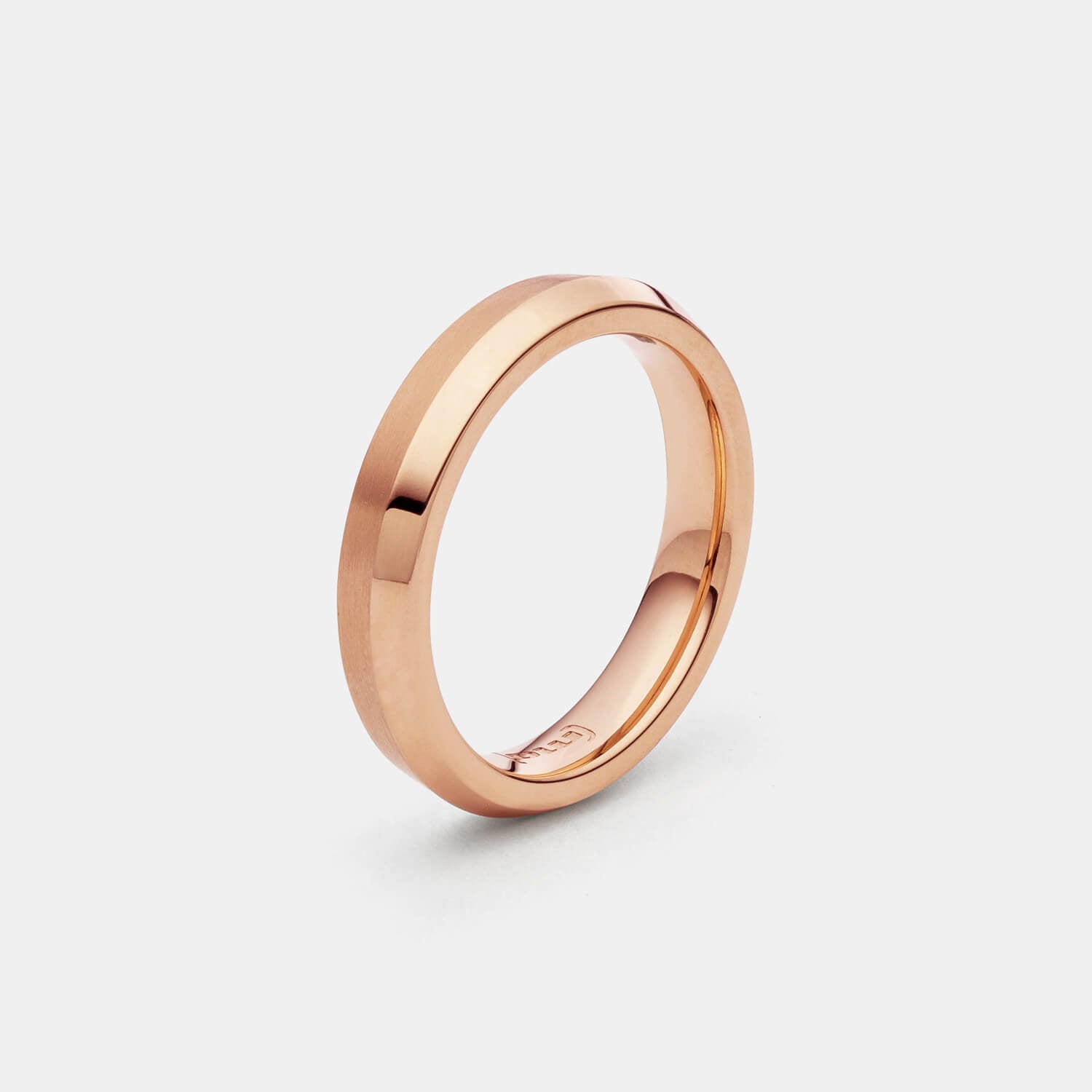 Perspektivische Gesamtansicht des abgeschrägten Rings in edlem Roséton von MONOMANIA.