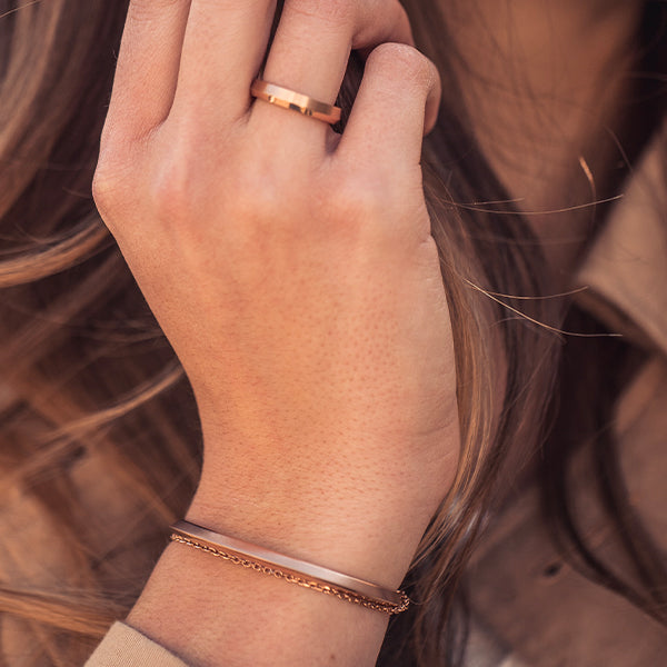 Perspektivische Gesamtansicht des abgeschrägten Rings in edlem Roséton von MONOMANIA.