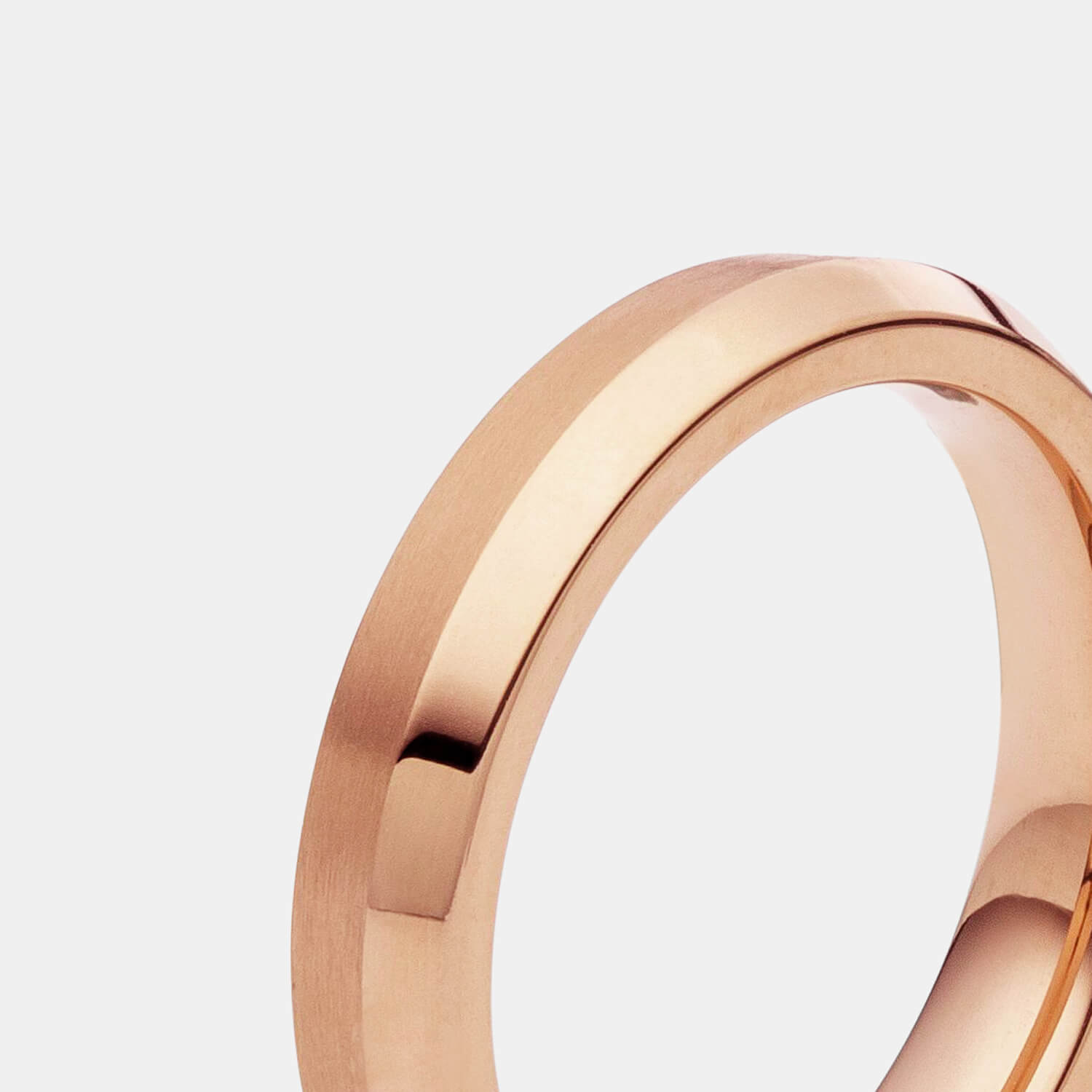 Perspektivische Gesamtansicht des abgeschrägten Rings in edlem Roséton von MONOMANIA.