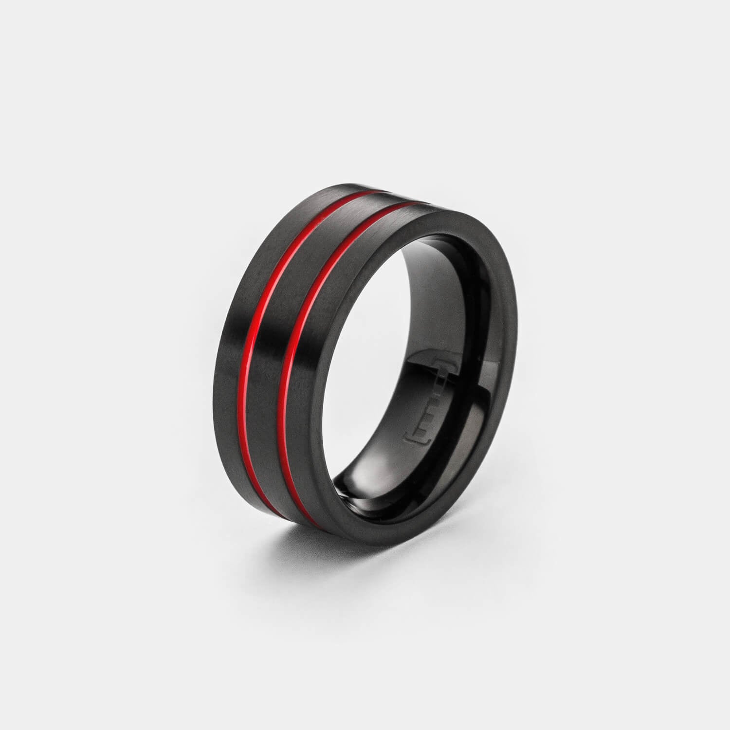 Gesamtansicht eines schwarzen Herrenrings mit zwei roten Streifen von MONOMANIA.