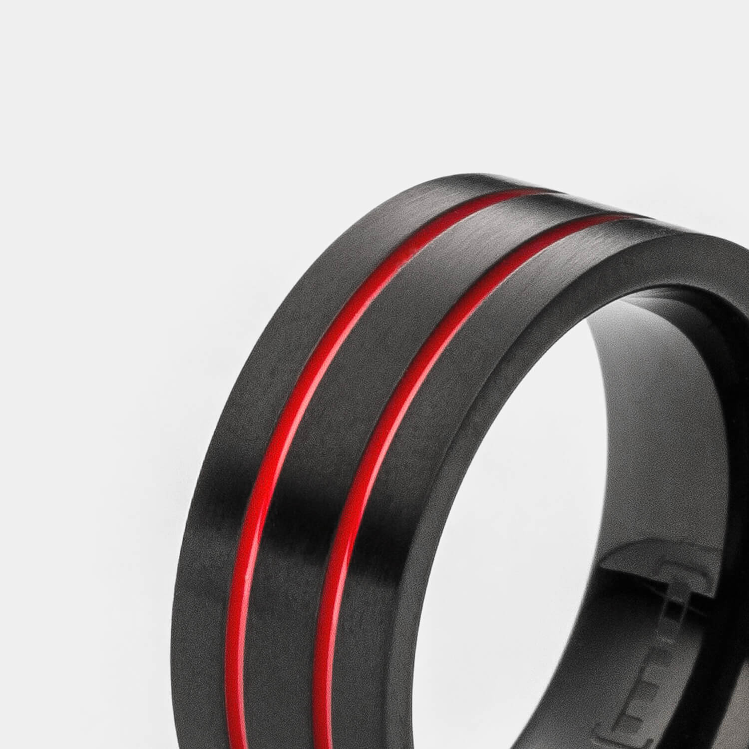 Gesamtansicht eines schwarzen Herrenrings mit zwei roten Streifen von MONOMANIA.