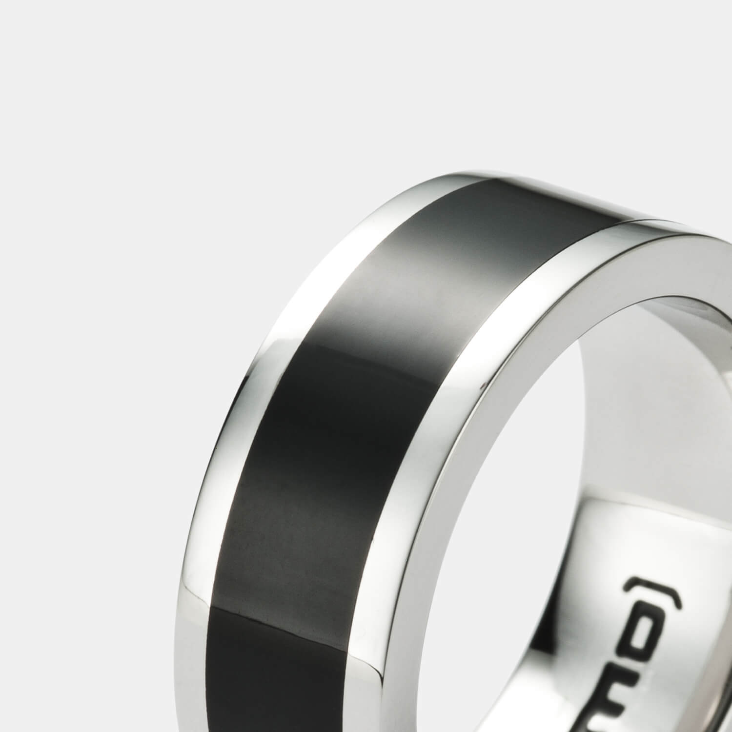 Gesamtansicht eines Edelstahl-Rings mit schwarzer Edelharz-Einlage von MONOMANIA.