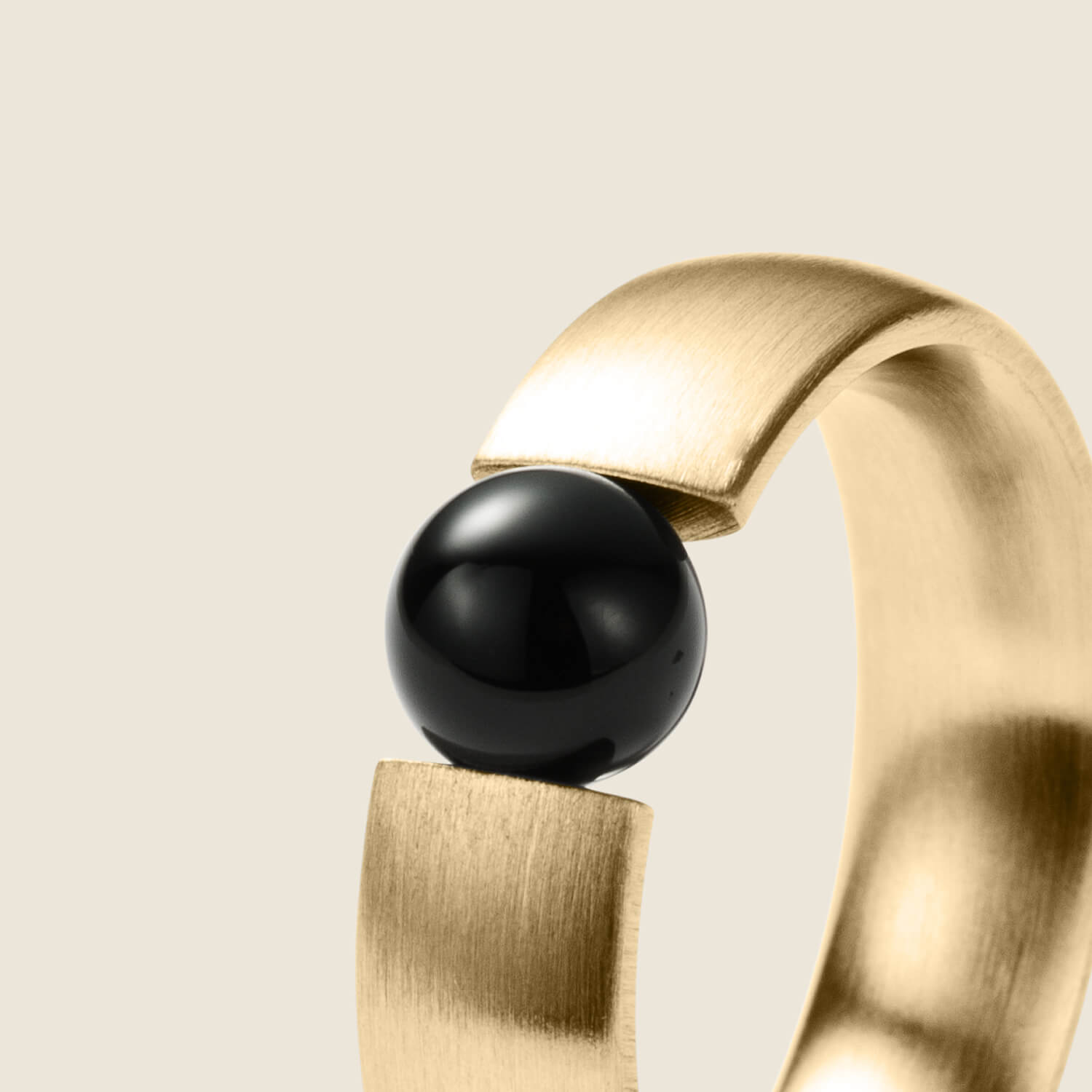 Edler Spannring mit echter 750/18K Goldperle in Gesamtansicht von MONOMANIA.