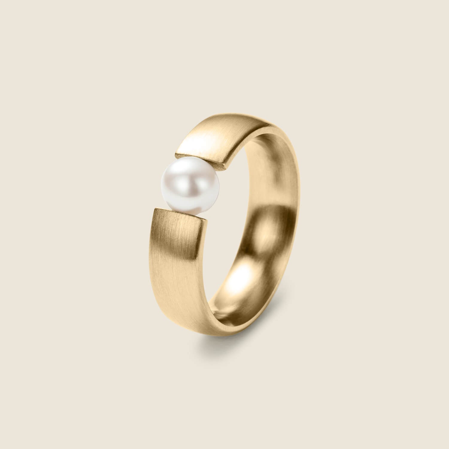 Edler Spannring mit echter 750/18K Goldperle in Gesamtansicht von MONOMANIA.