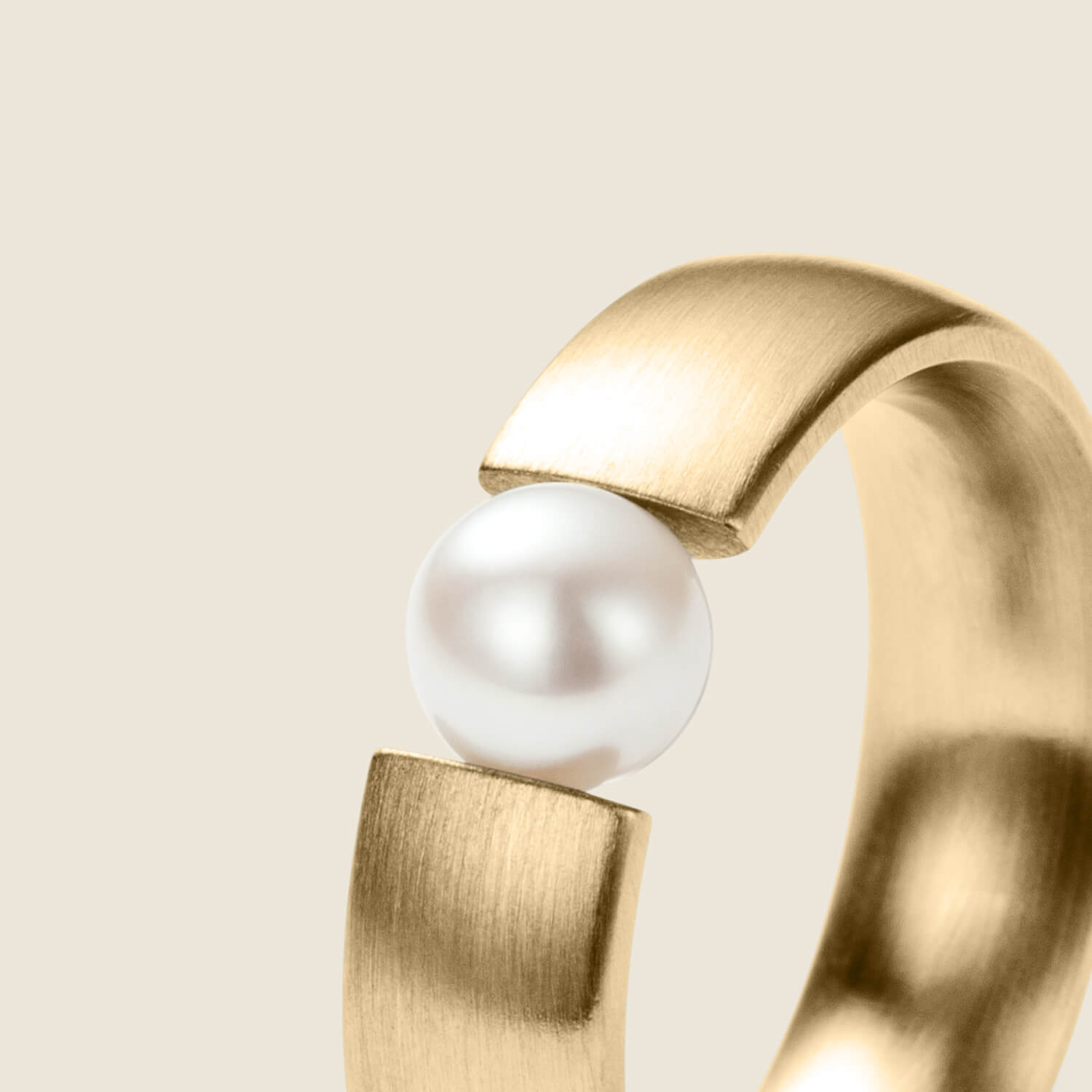 Edler Spannring mit echter 750/18K Goldperle in Gesamtansicht von MONOMANIA.
