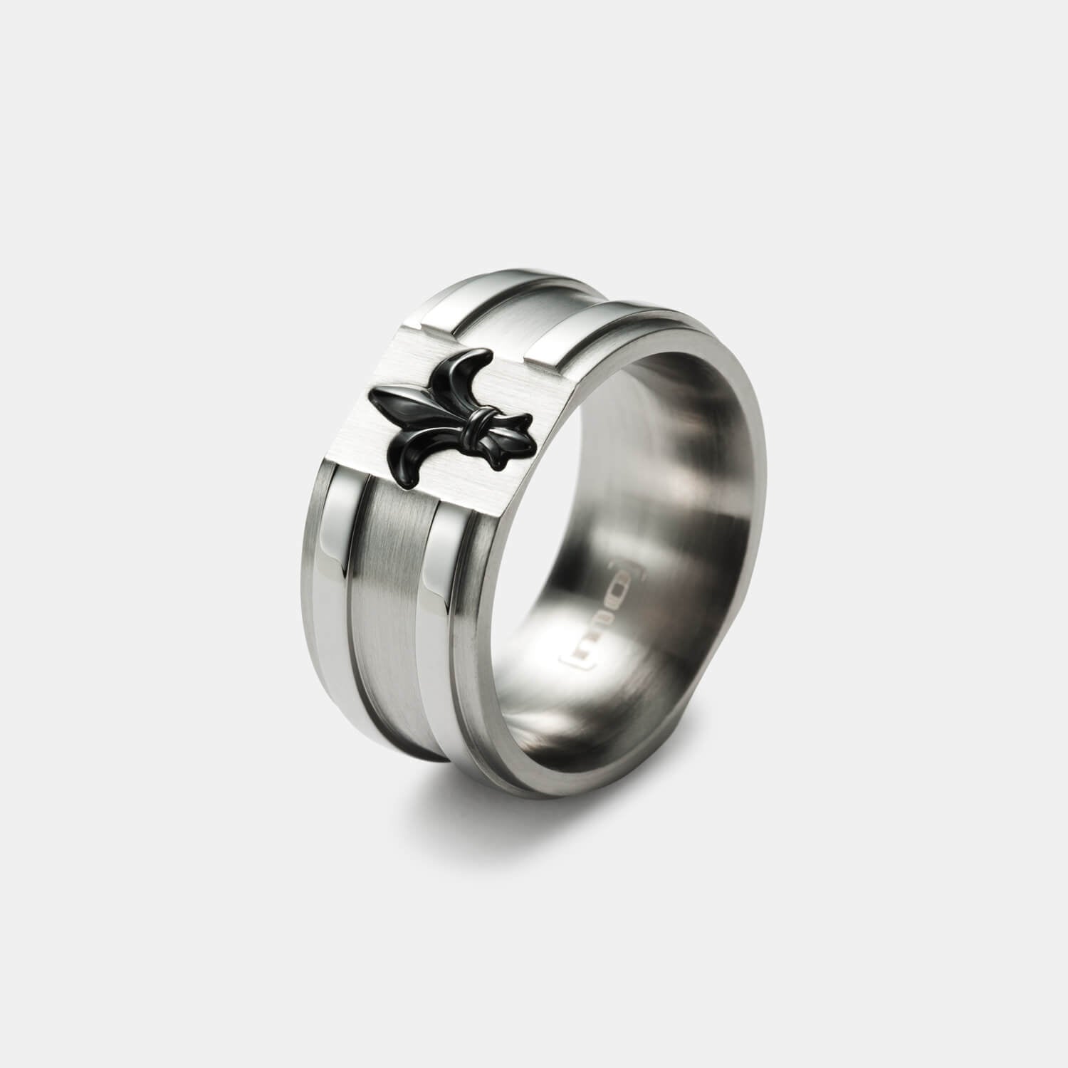 Gesamtansicht eines Edelstahl-Rings mit Fleur de Lys Emblem von MONOMANIA.