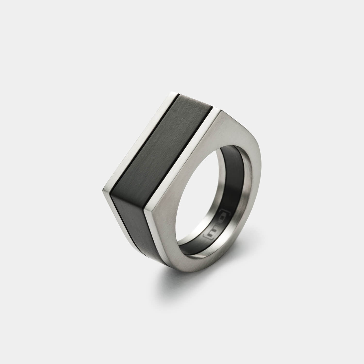 Gesamtansicht eines einmaligen, gebürsteten Siegelrings aus antiallergenem Edelstahl mit schwarzer PVD-Beschichtung von MONOMANIA.