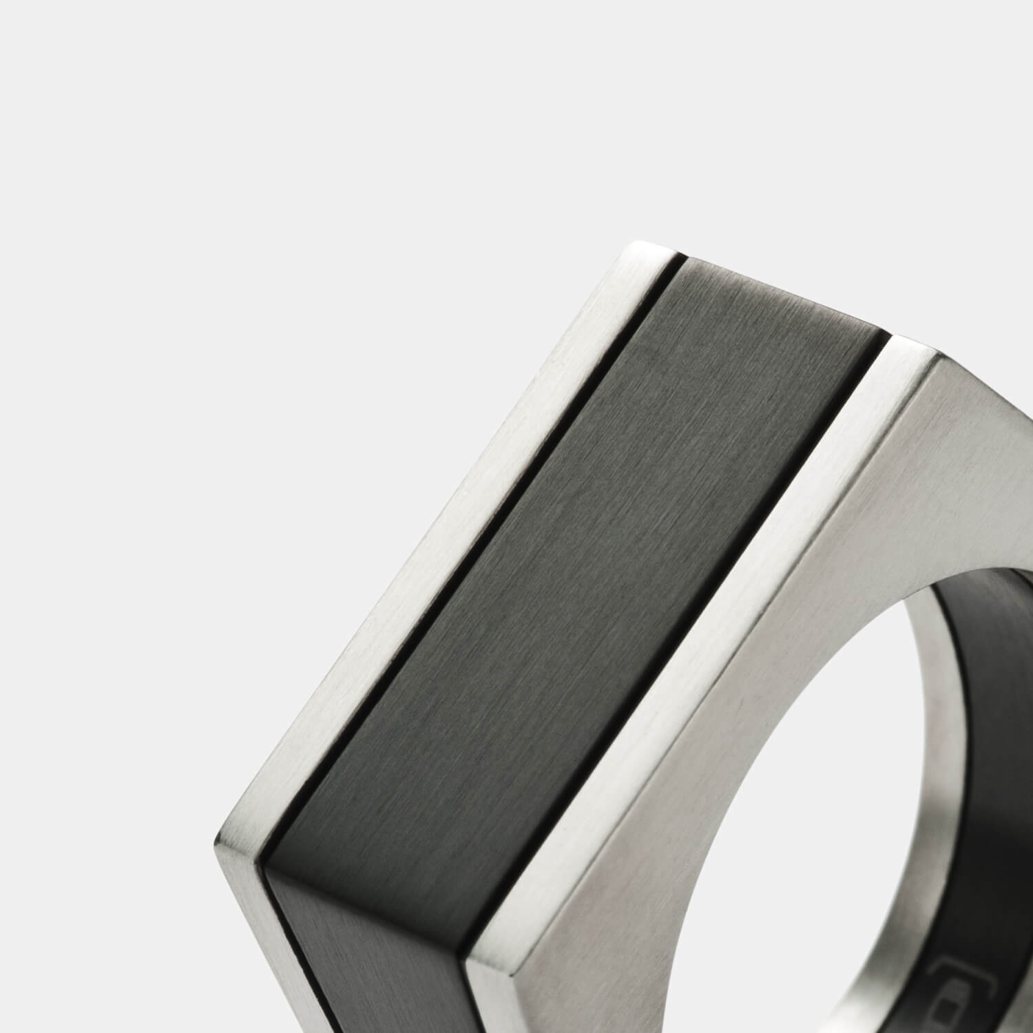 Gesamtansicht eines einmaligen, gebürsteten Siegelrings aus antiallergenem Edelstahl mit schwarzer PVD-Beschichtung von MONOMANIA.
