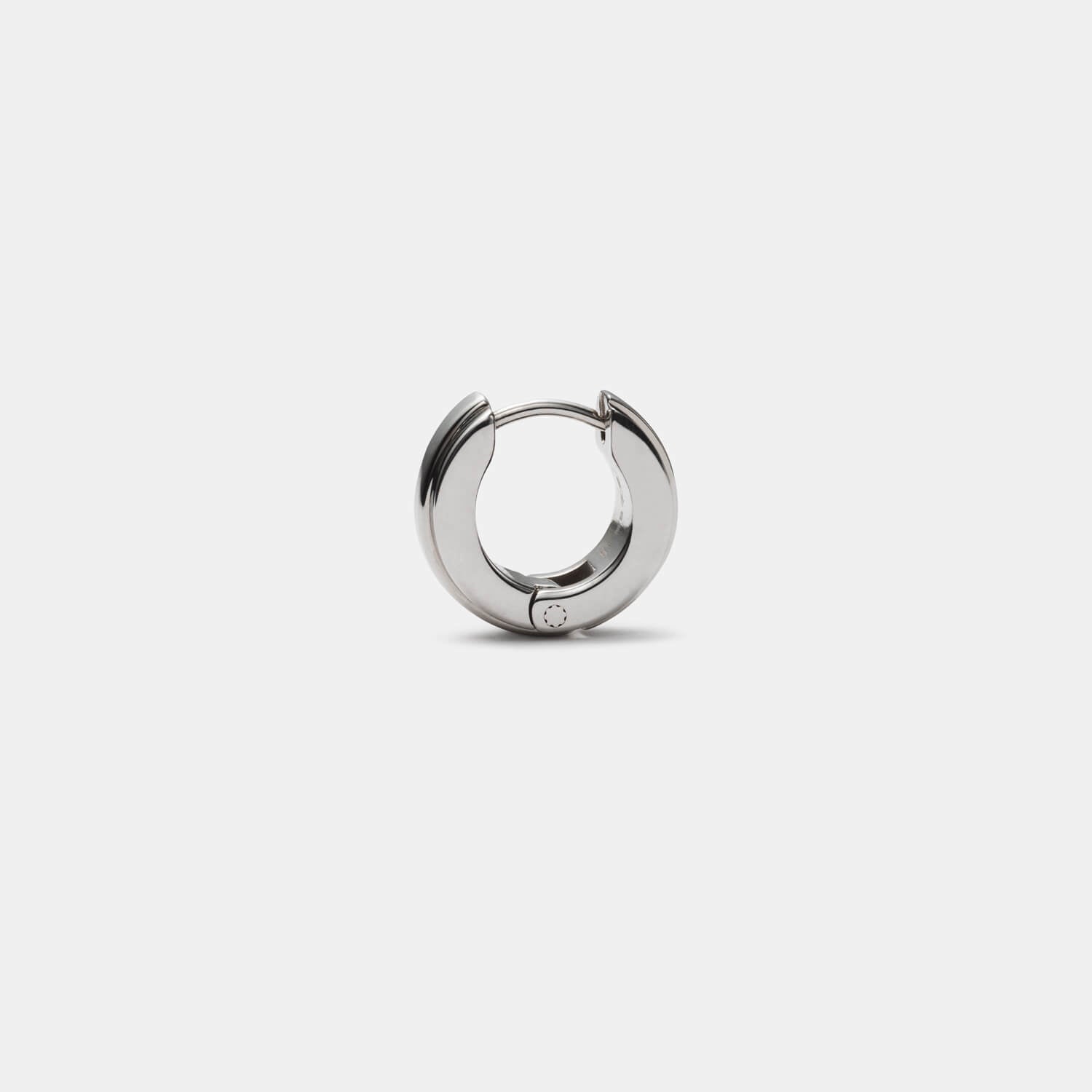 Gesamt-Ansicht eines teilpolierten, silberfarbenen Edelstahl-Ohrrings mit erhabener Mittelfläche von MONOMANIA.