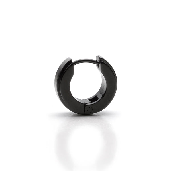 Perspektivische Ansicht einer teilpolierten, schwarzen Edelstahl-Creole mit silberfarbener, matter Mittelfläche von MONOMANIA.