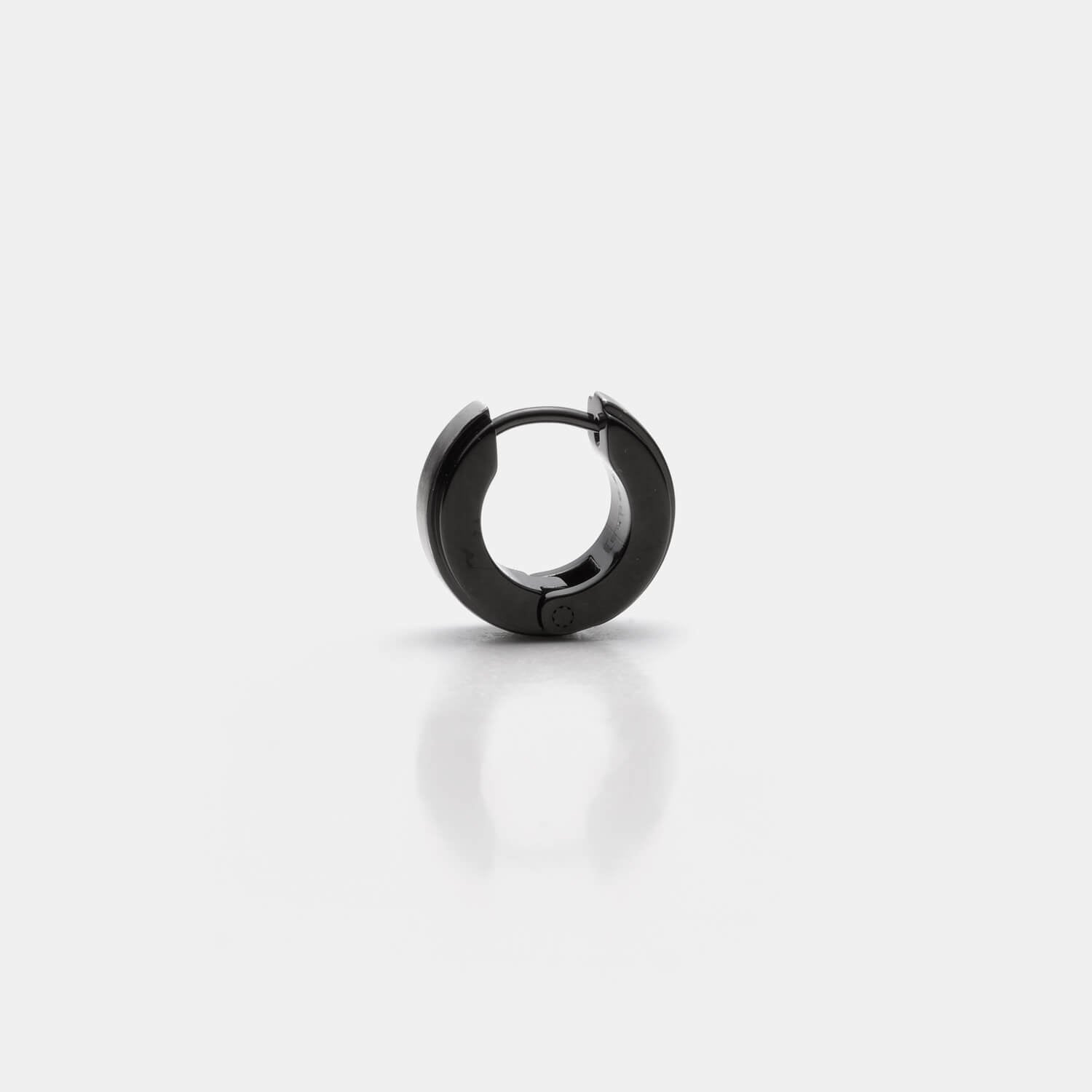 Perspektivische Ansicht einer teilpolierten, schwarzen Edelstahl-Creole mit silberfarbener, matter Mittelfläche von MONOMANIA.