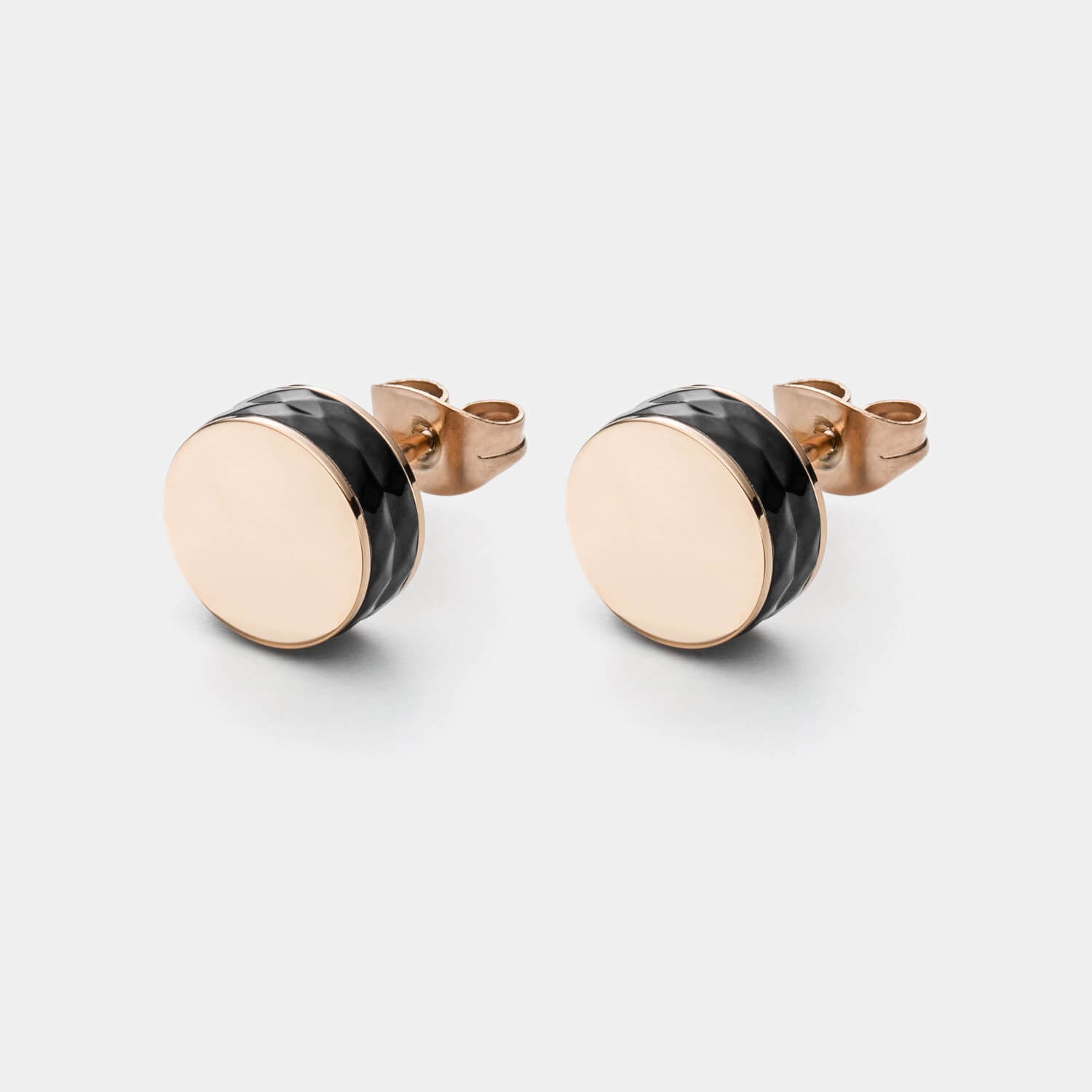 Gesamtansicht zweier Ohrstecker aus roséfarbenen, antiallergenem Edelstahl mit schwarzen Seitenflächen von MONOMANIA.