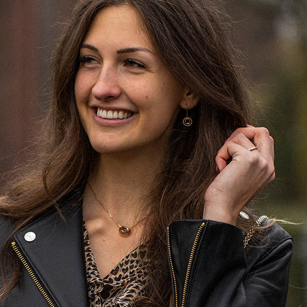 Perspektivische Gesamtansicht der Ohrhänger in edlem Roséton von MONOMANIA.