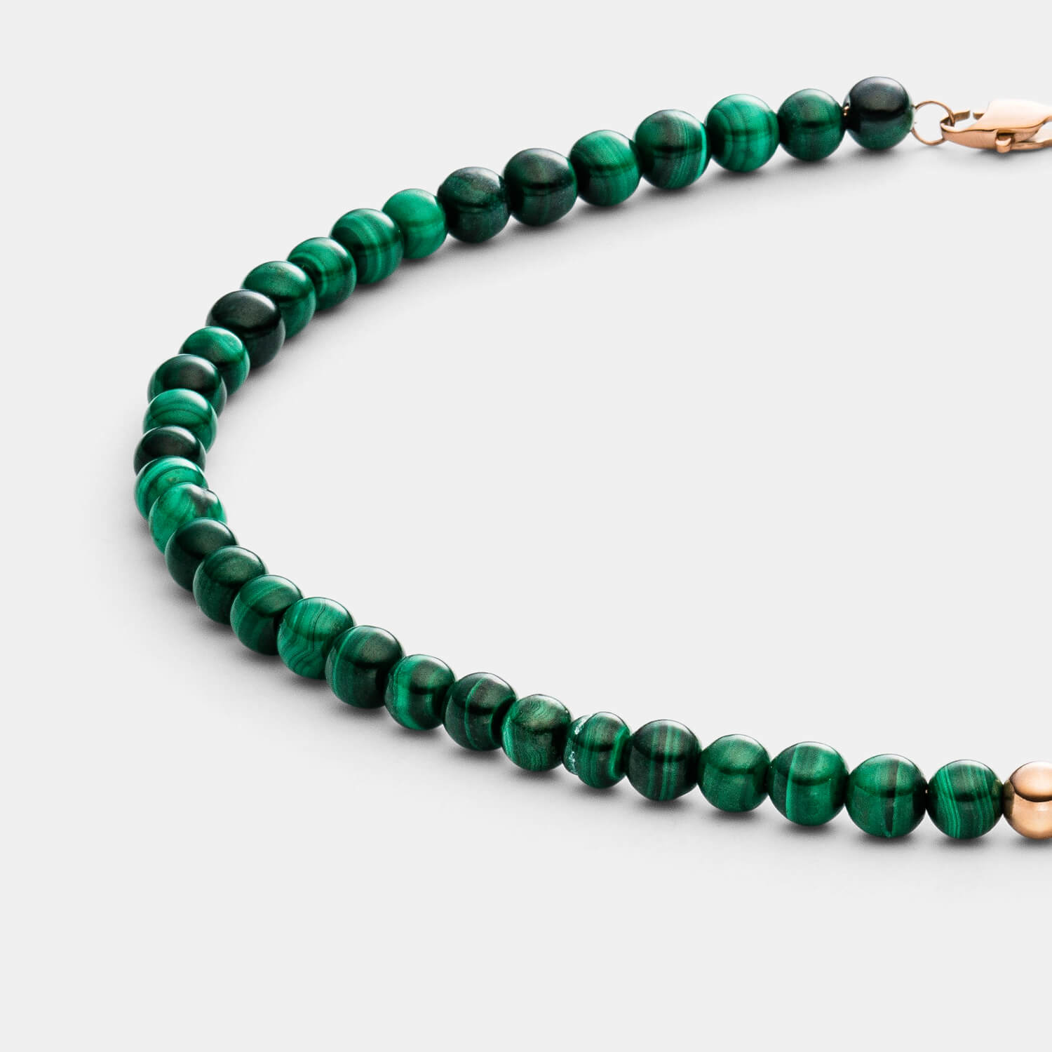 Detailansicht einer grünen Malachit Kette aus echten grünen Edelstein Perlen mit drei antiallergenen Edelstahlperlen.