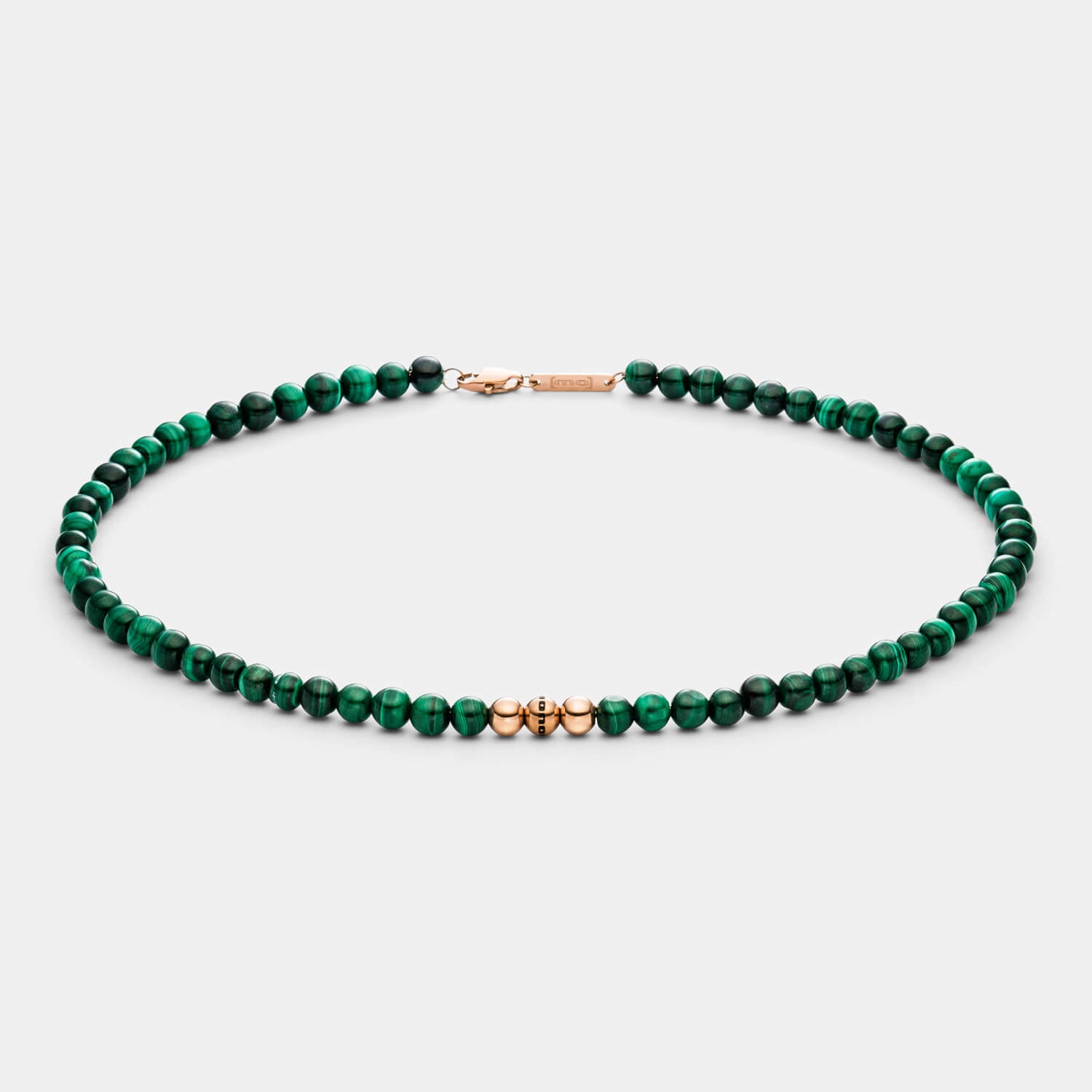 Detailansicht einer grünen Malachit Kette aus echten grünen Edelstein Perlen mit drei antiallergenen Edelstahlperlen.