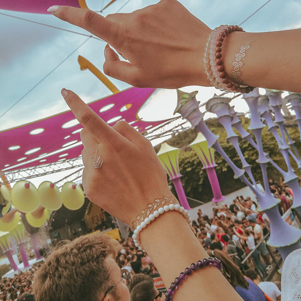 Gesamtansicht eines violetten Perlenarmbandes aus echten Amethystperlen mit drei antiallergenen Edelstahlperlen.