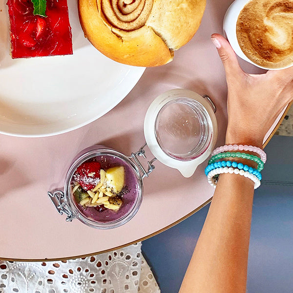 Gesamtansicht eines grünen Perlenarmbandes aus echten Aventurin-Perlen mit drei antiallergenen Edelstahlperlen