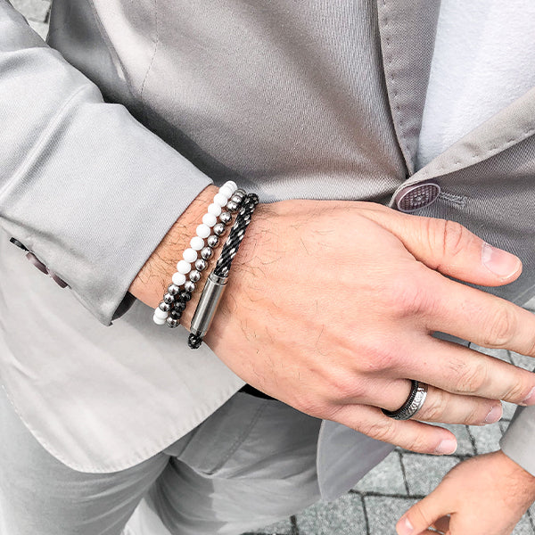 Gesamtansicht eines weißen Perlenarmbandes aus echten Bergkristallperlen mit drei antiallergenen Edelstahlperlen.