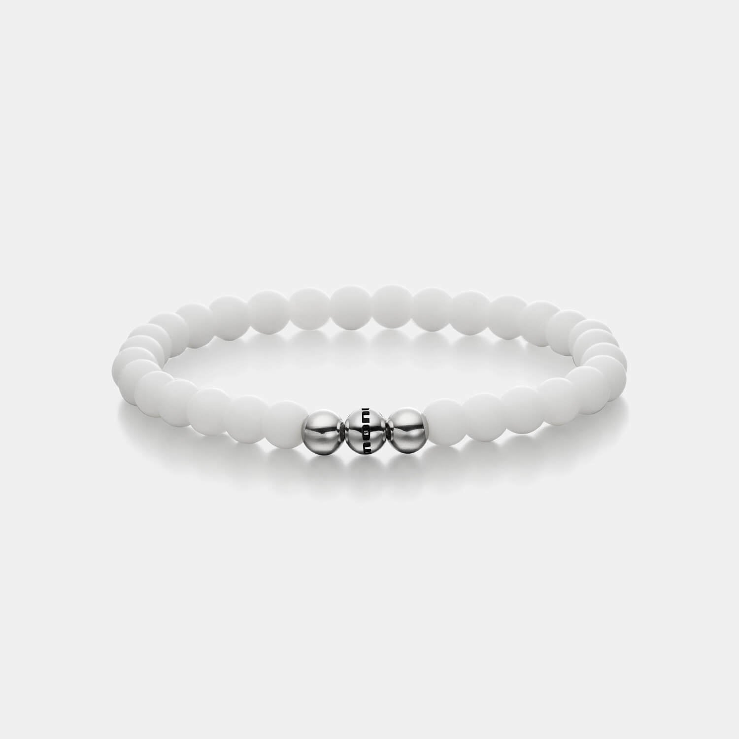 Gesamtansicht eines weißen Perlenarmbandes aus echten Achatperlen mit drei antiallergenen Edelstahlperlen.