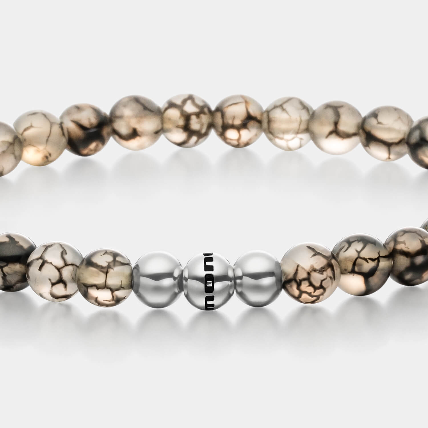 Gesamtansicht eines grauen Perlenarmbandes aus echten Chalcedon-Perlen mit drei antiallergenen Edelstahlperlen