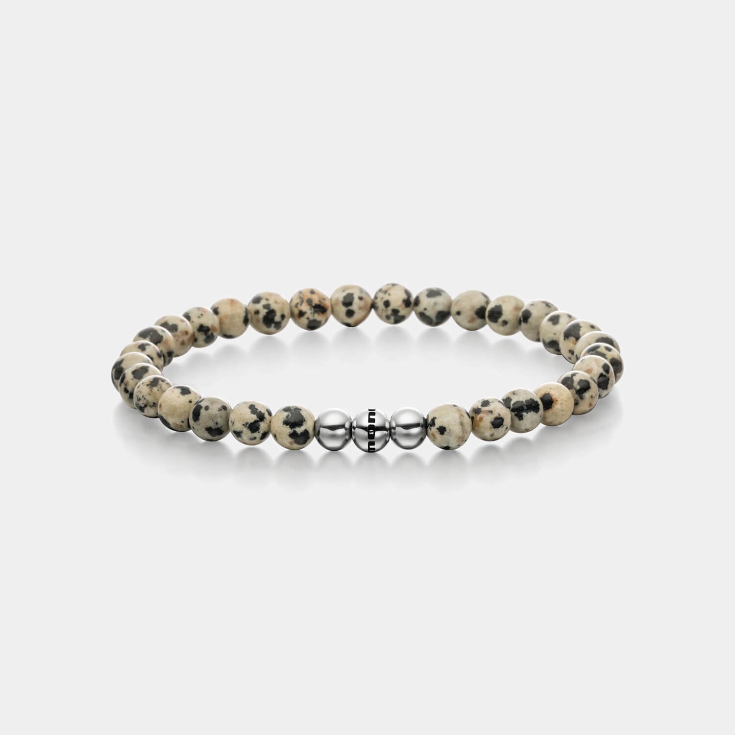 Gesamtansicht eines aufregenden Perlenarmbandes aus echten Dalmatiner-Jaspisperlen mit drei antiallergenen Edelstahlperlen.