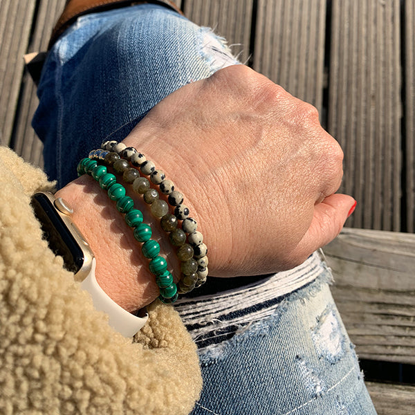 Gesamtansicht eines aufregenden Perlenarmbandes aus echten Dalmatiner-Jaspisperlen mit drei antiallergenen Edelstahlperlen.