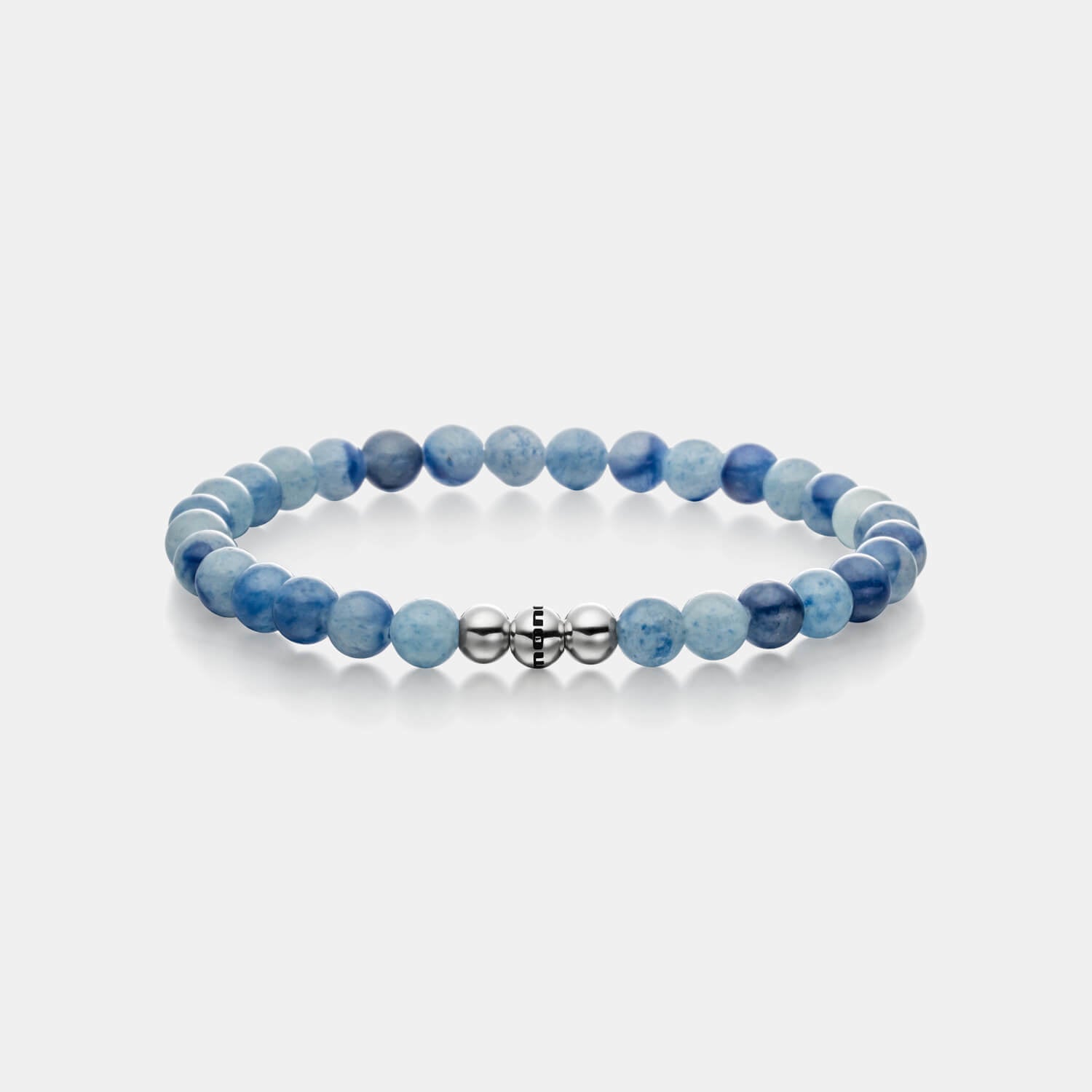 Gesamtansicht eines blauen Perlenarmbandes aus echten Dumortierit-Perlen mit drei antiallergenen Edelstahlperlen