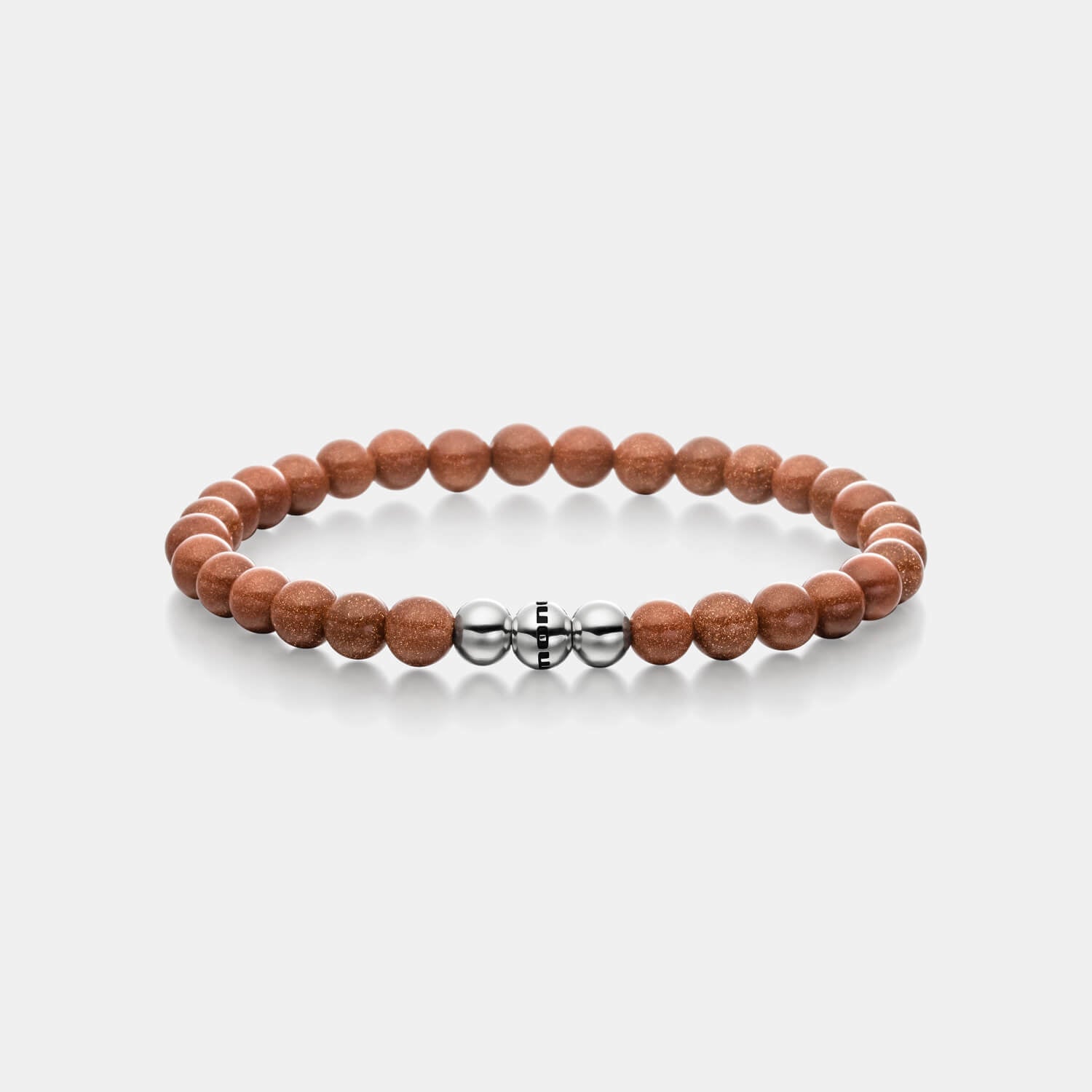 Gesamtansicht eines braunen Perlenarmbandes aus echten Goldflussperlen mit drei antiallergenen Edelstahlperlen.