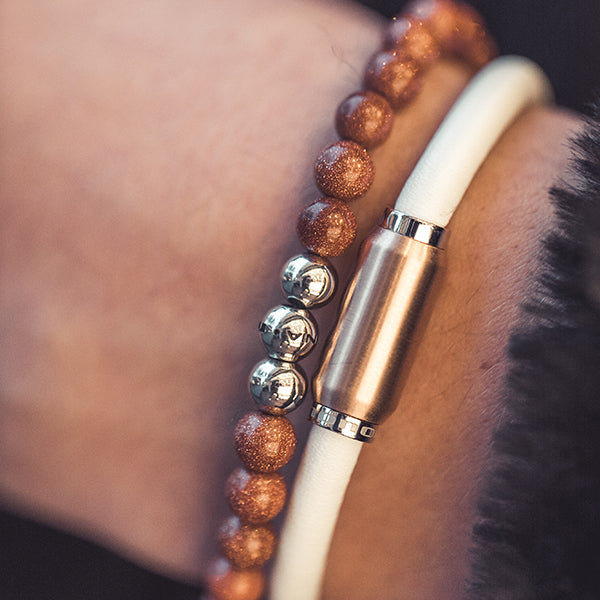 Gesamtansicht eines braunen Perlenarmbandes aus echten Goldflussperlen mit drei antiallergenen Edelstahlperlen.