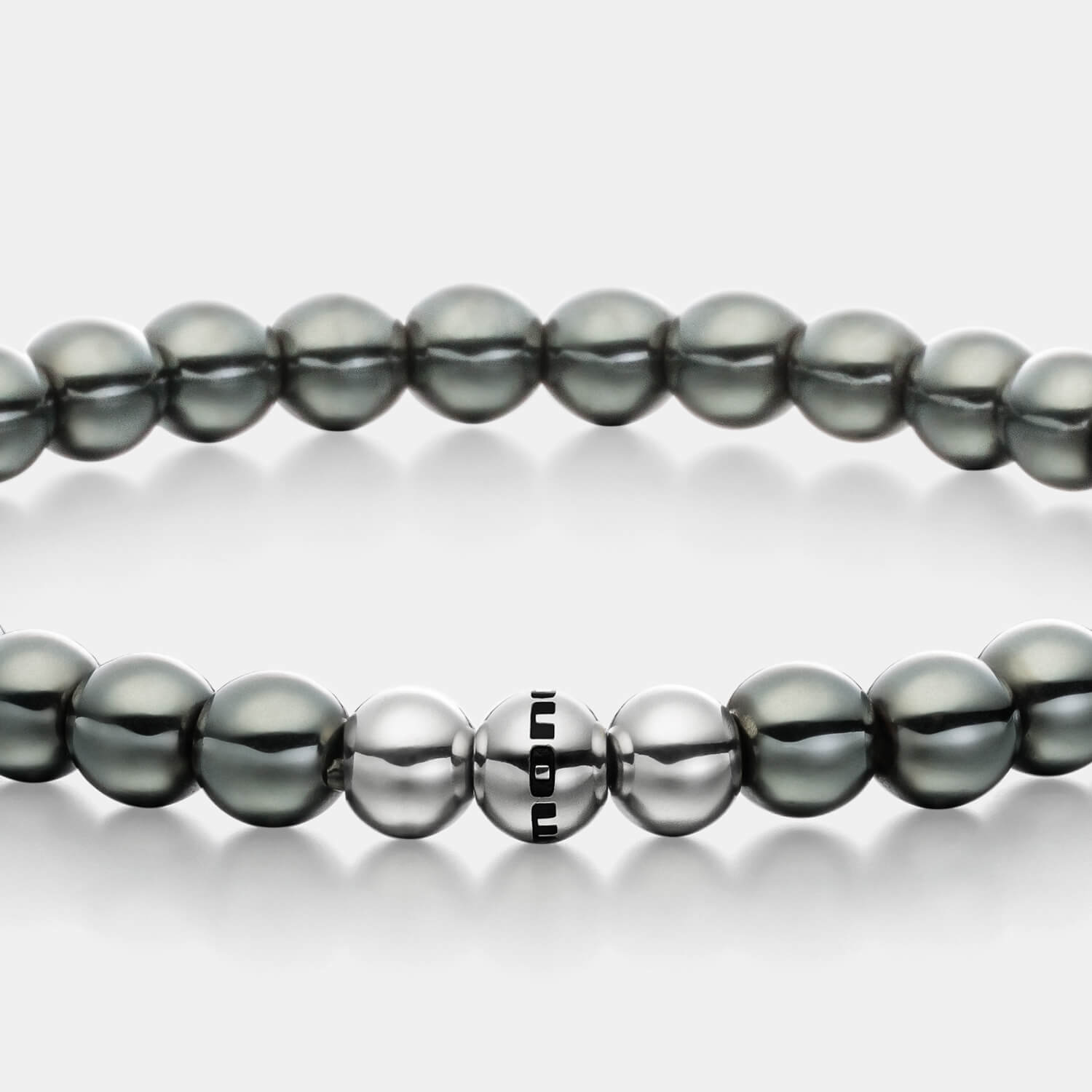 Gesamtansicht eines Perlenarmbandes aus grauen Hämatit-Perlen von MONOMANIA.