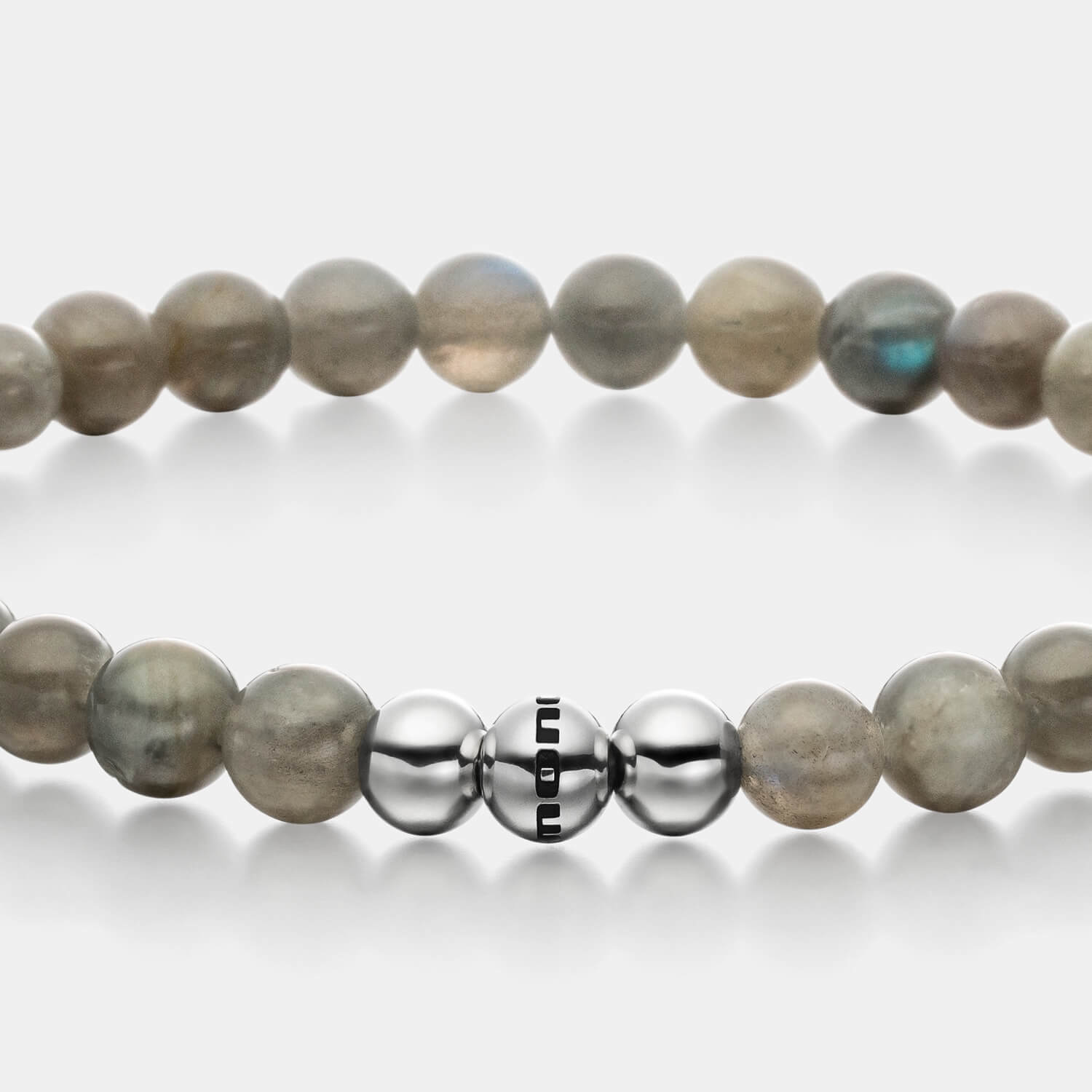 Gesamtansicht eines grünen Perlenarmbandes aus echten Labradorith-Perlen mit drei antiallergenen Edelstahlperlen von MONOMANIA.