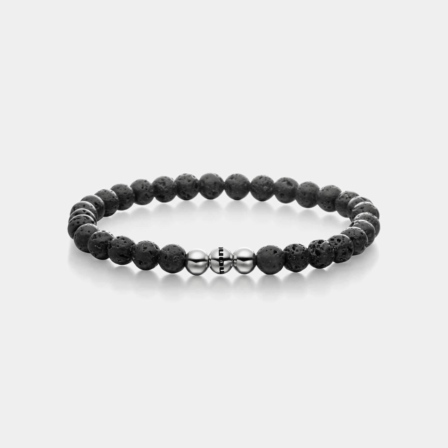 Gesamtansicht eines schwarzen Perlenarmbandes aus echten Lavaperlen mit drei antiallergenen Edelstahlperlen.