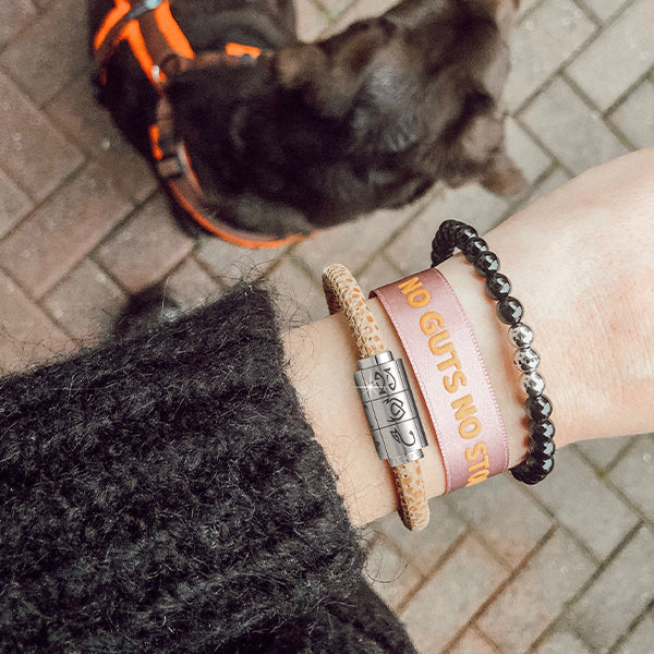 Gesamtansicht eines schwarzen Perlenarmbandes aus echten Onyxperlen mit drei antiallergenen Edelstahlperlen.