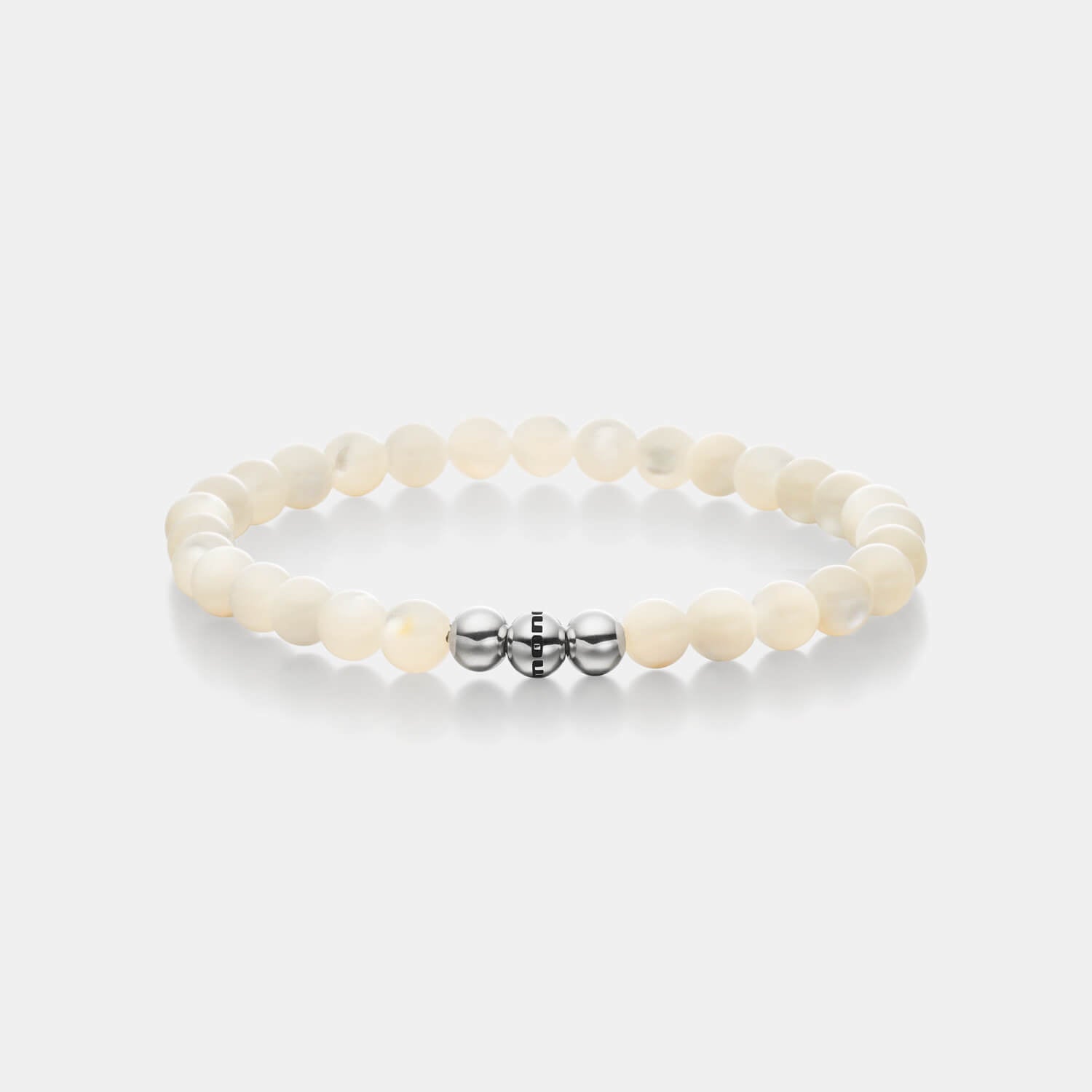 Gesamtansicht eines Perlenarmbandes aus weißen Perlmutt-Perlen.