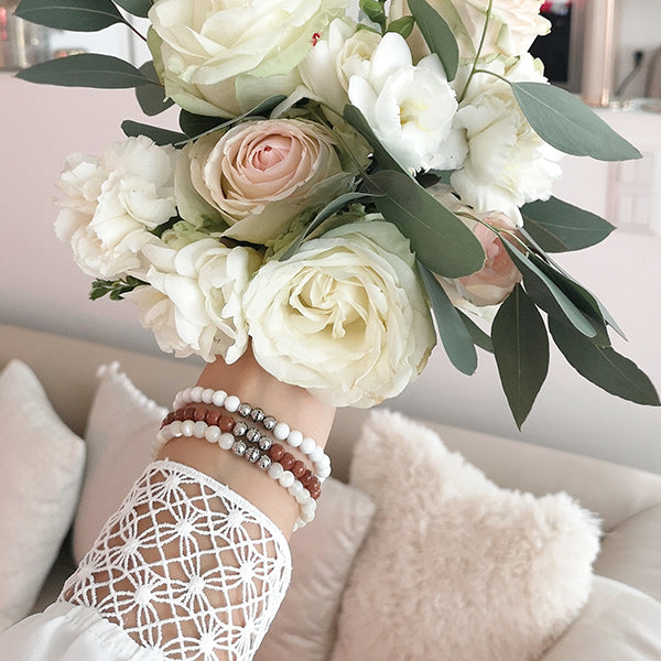 Gesamtansicht eines Perlenarmbandes aus weißen Perlmutt-Perlen.