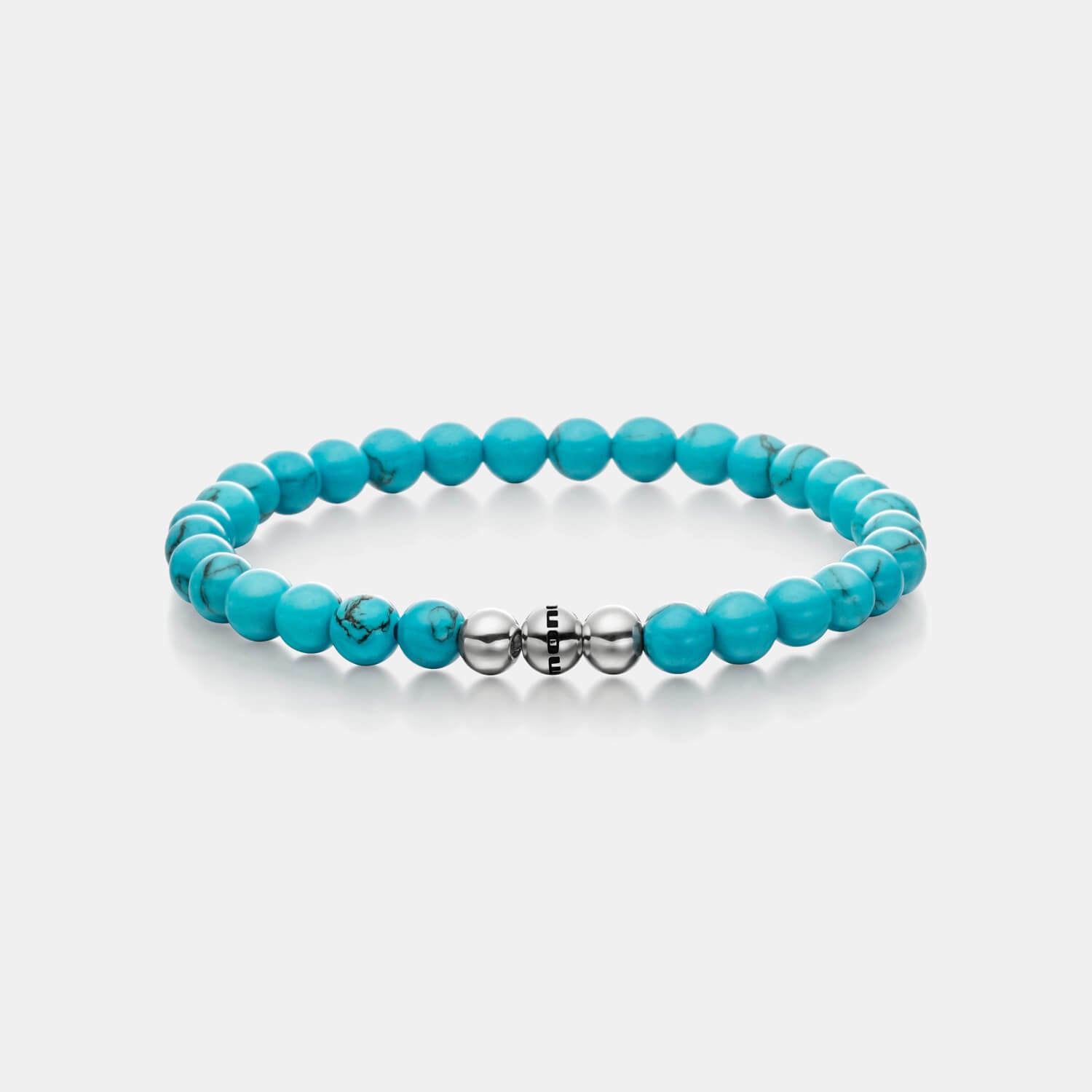 Gesamtansicht eines Perlenarmbandes aus echten Türkis-Perlen mit drei antiallergenen Edelstahlperlen.