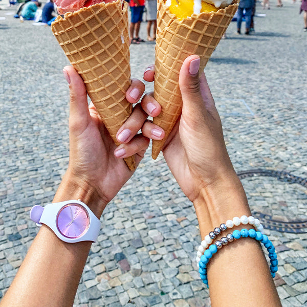 Gesamtansicht eines Perlenarmbandes aus echten Türkis-Perlen mit drei antiallergenen Edelstahlperlen.