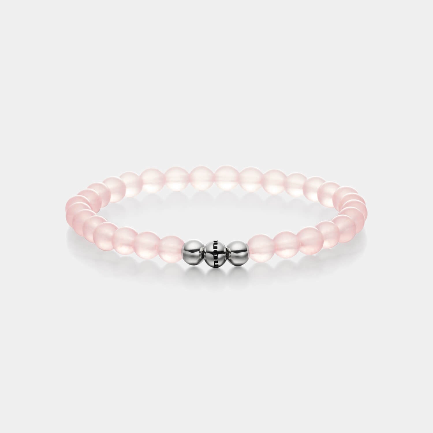 Gesamtansicht eines rosanen Perlenarmbandes aus echtem Rosenquarz mit drei antiallergenen Edelstahlperlen.(105 Zeichen inkl L) gut so