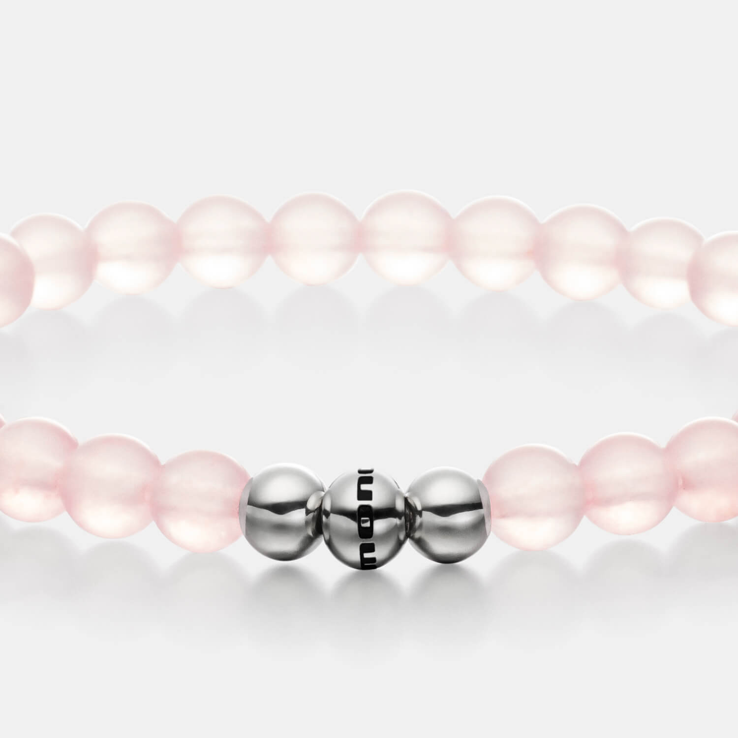 Gesamtansicht eines rosanen Perlenarmbandes aus echtem Rosenquarz mit drei antiallergenen Edelstahlperlen.(105 Zeichen inkl L) gut so