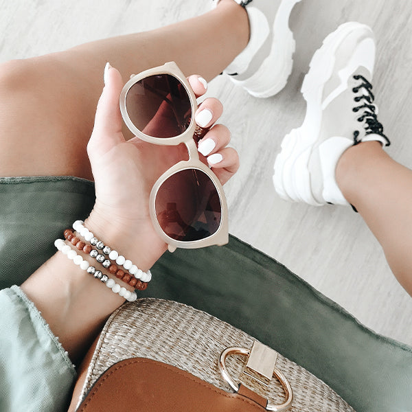 Gesamtansicht eines roten Perlenarmbandes aus echten Jaspisperlen mit drei antiallergenen Edelstahlperlen.