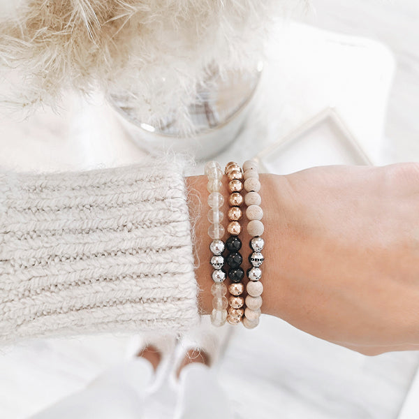 Gesamtansicht eines gelben Perlenarmbandes aus Rutilquarz mit drei polierten, antiallergenen Edelstahlperlen von MONOMANIA.