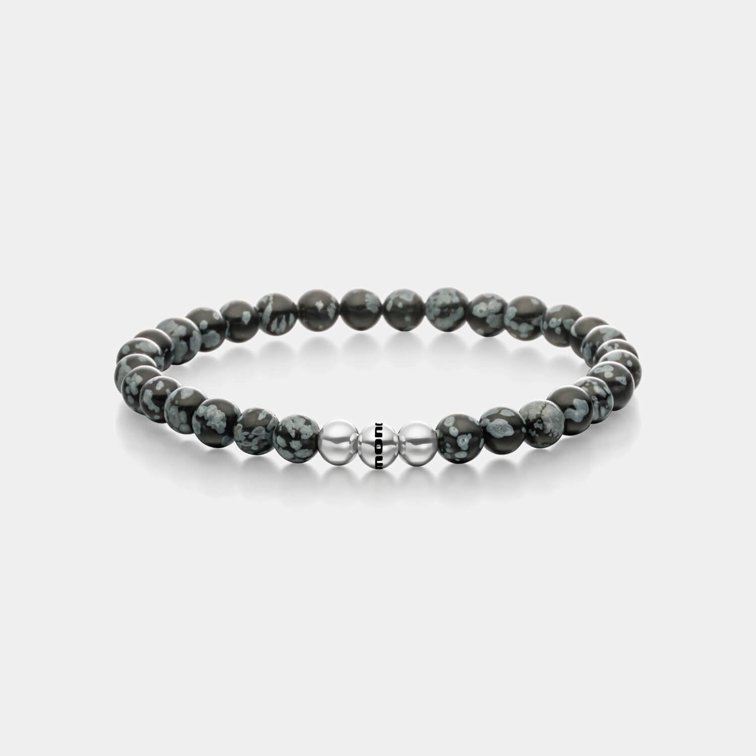 Gesamtansicht eines grauen Perlenarmbandes aus echten Schneeflocken-Obsidian-Perlen kombiniert mit drei antiallergenen Edelstahlperlen.