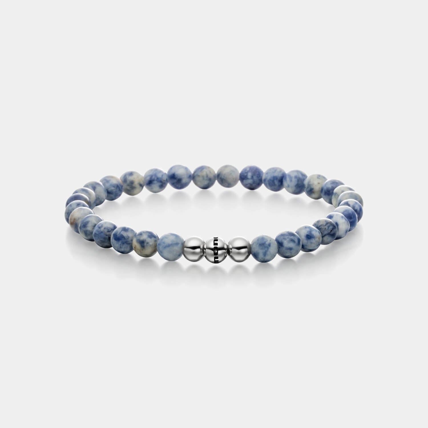 Gesamtansicht eines blauen Perlenarmbandes aus echten Sodalithperlen mit drei antiallergenen Edelstahlperlen.
