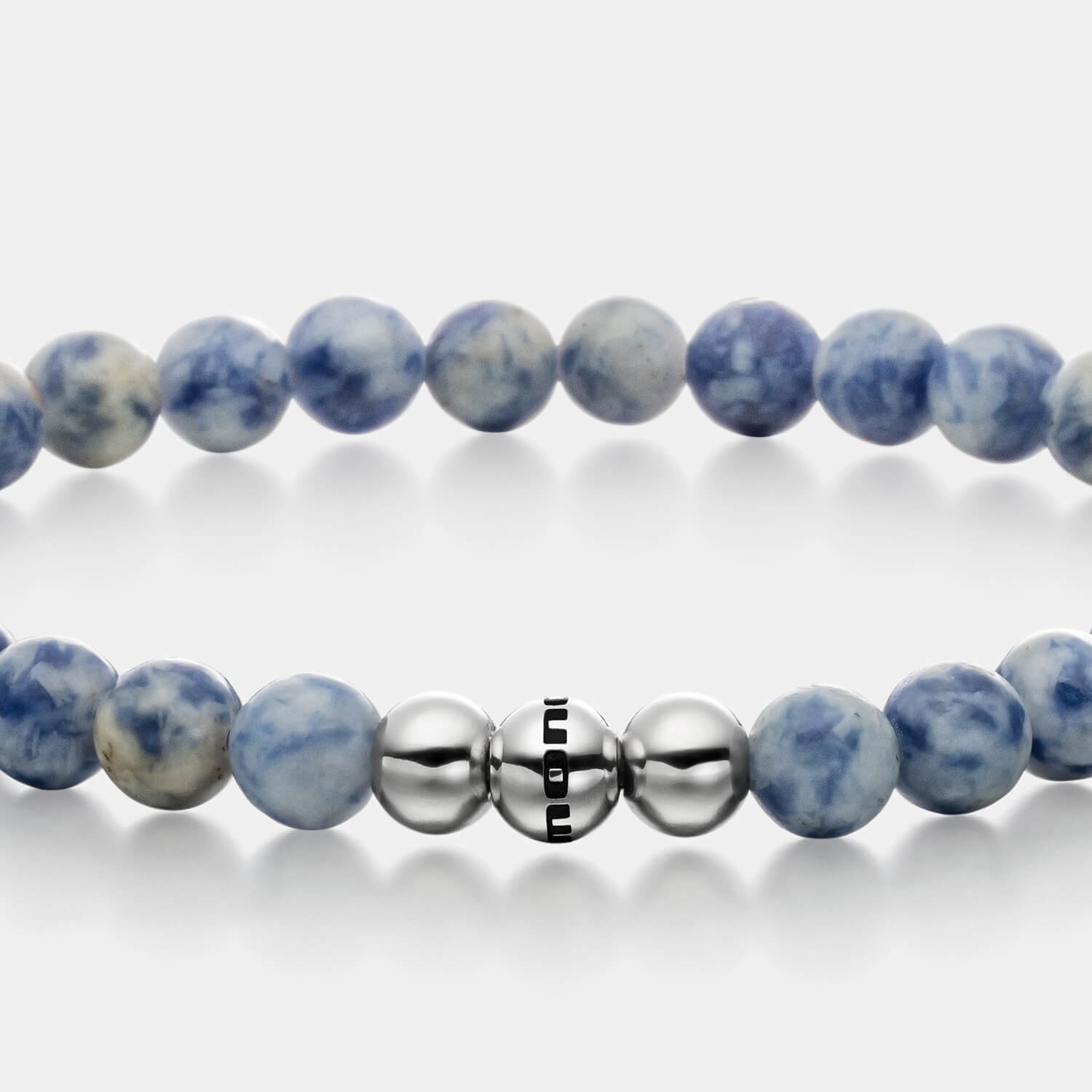 Gesamtansicht eines blauen Perlenarmbandes aus echten Sodalithperlen mit drei antiallergenen Edelstahlperlen.
