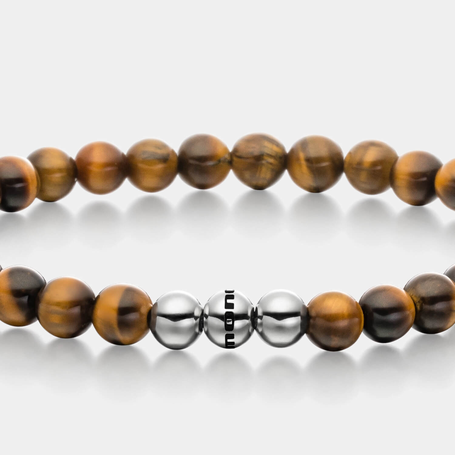 Gesamtansicht eines braunen Perlenarmbandes aus echten Tigerauge-Perlen mit drei antiallergenen Edelstahlperlen.